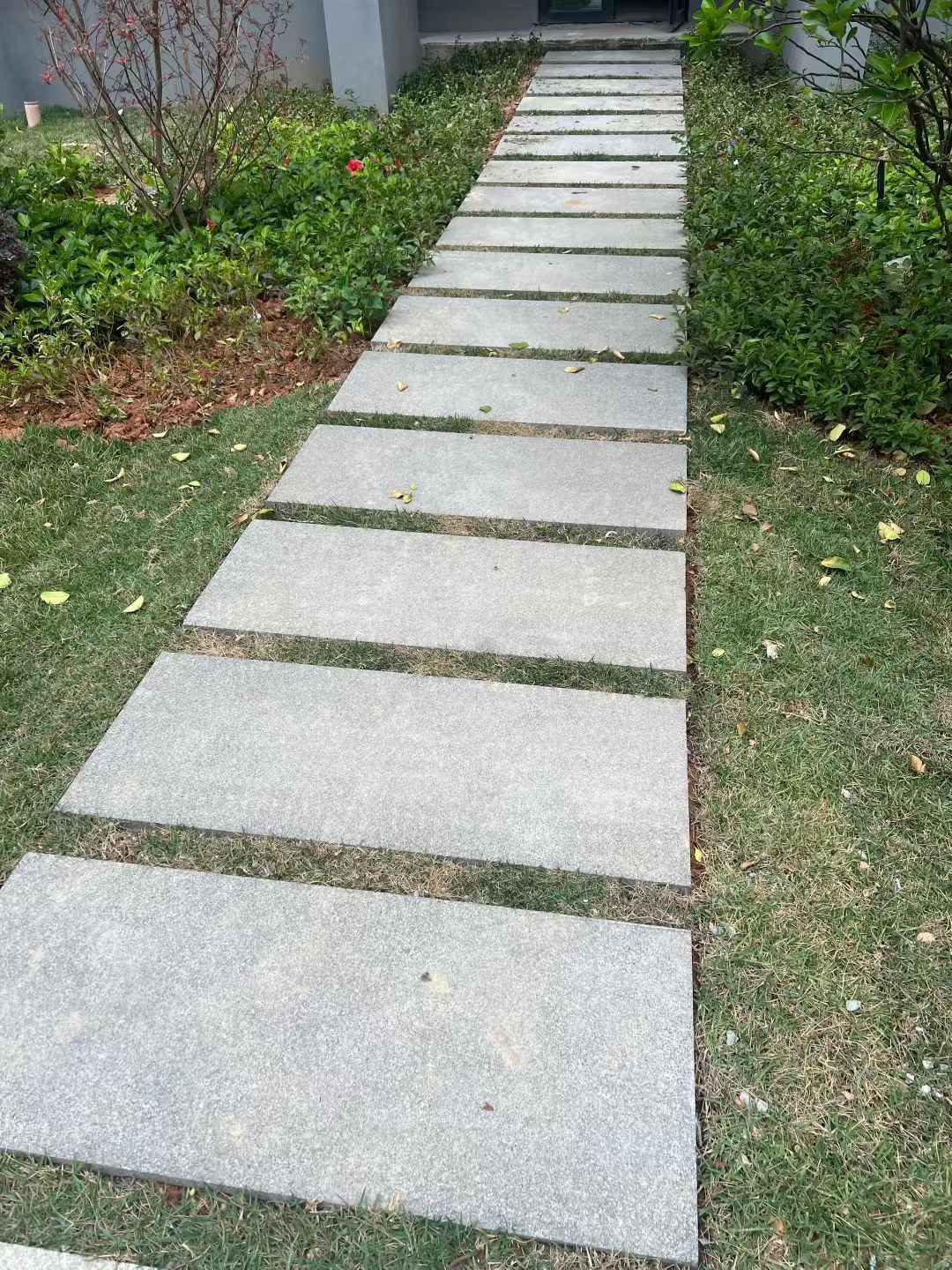 昆明 芝麻黑小区踏步、汀步石铺装效果