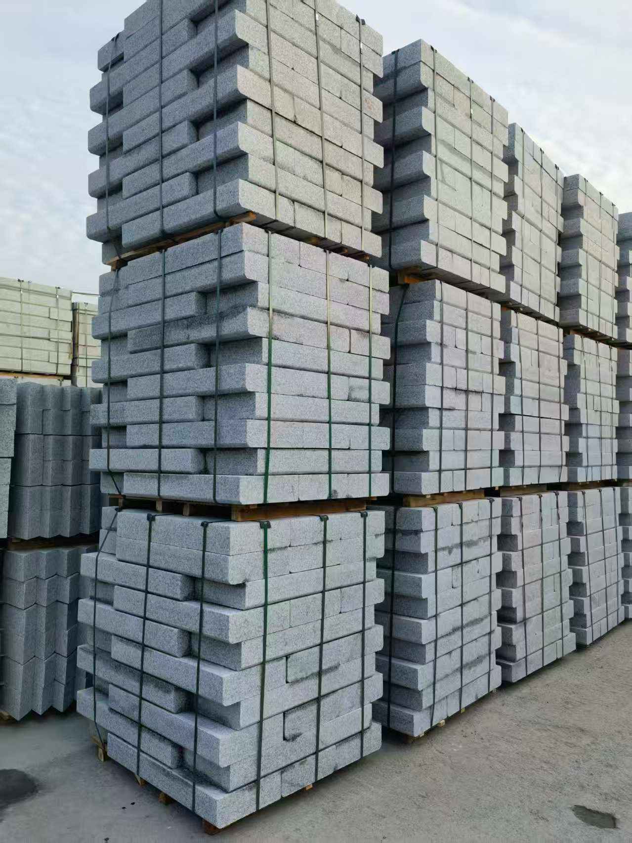 昆明 路沿石（路侧石），颜色一致，尺寸标准