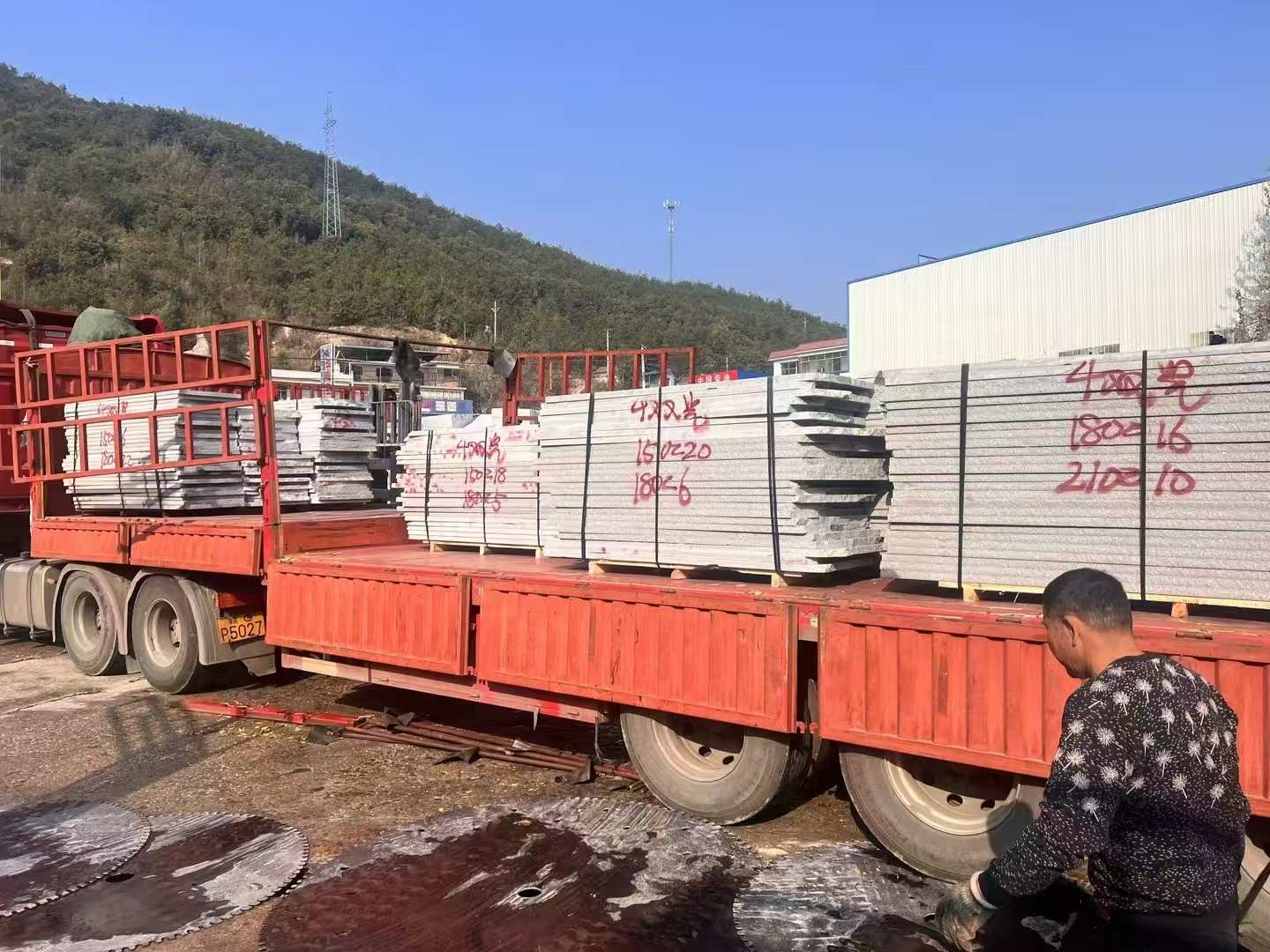 昆明 芝麻灰花岗岩光面毛板出货日常