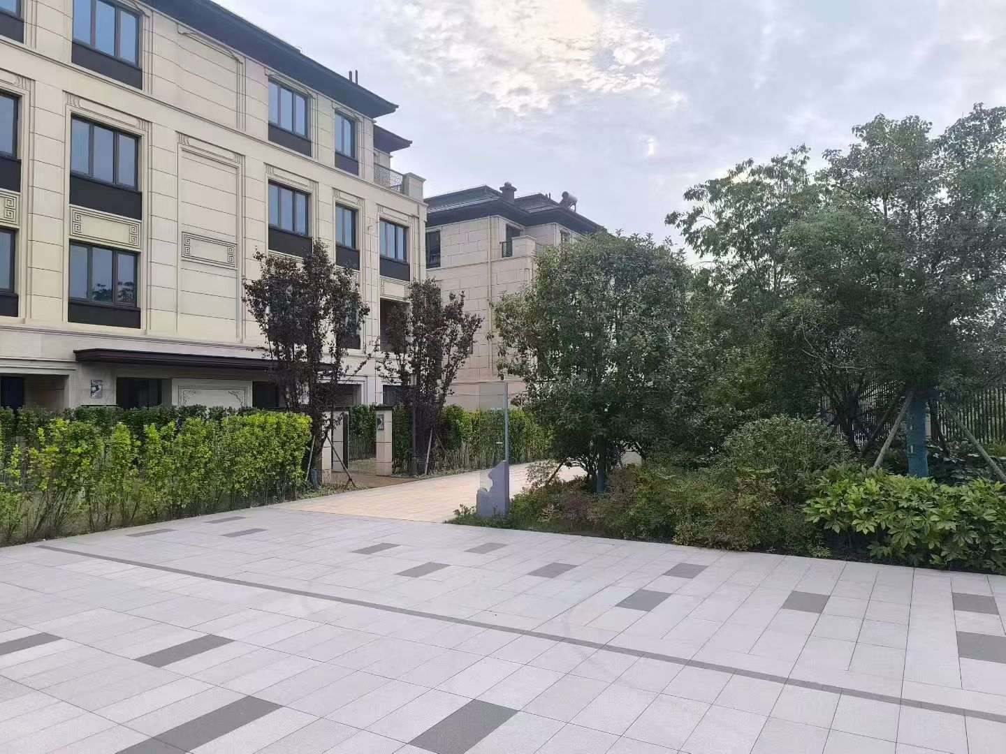 昆明 芝麻白与芝麻白搭配铺装，尺寸1200*600